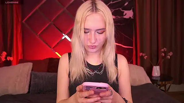 LilElfie online show from February 26, 2:17 pm