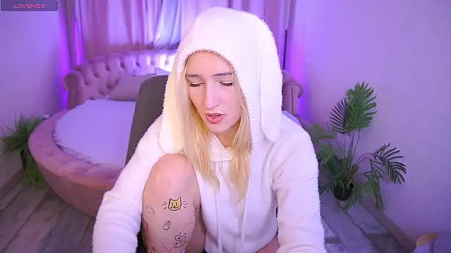 Snapshot of LilElfie chatting on November 16, 9:25 am LilElfie online show from November 16, 9:25 am