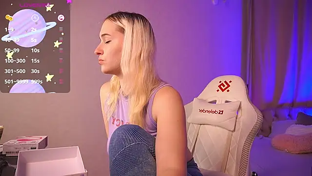 Snapshot of LilElfie chatting on November 6, 7:01 am LilElfie online show from November 6, 7:01 am