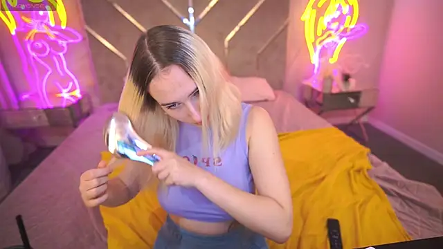 Snapshot of LilElfie chatting on November 7, 1:48 pm LilElfie online show from November 7, 1:48 pm