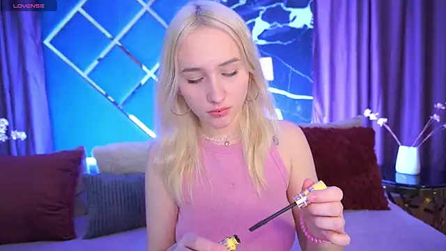 LilElfie online show from February 10, 11:59 pm