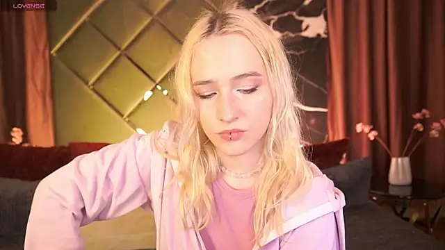 LilElfie online show from March 10, 8:46 pm