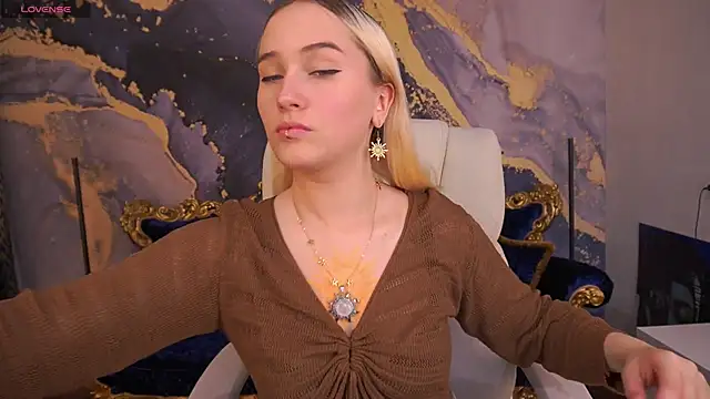 Snapshot of LilElfie chatting on October 29, 8:19 pm LilElfie online show from October 29, 8:19 pm