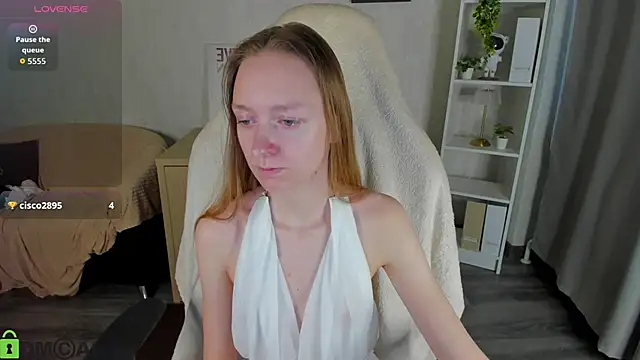 Snapshot of Mia_E1fie chatting on November 9, 9:24 am Mia E1fie online show from November 9, 9:24 am