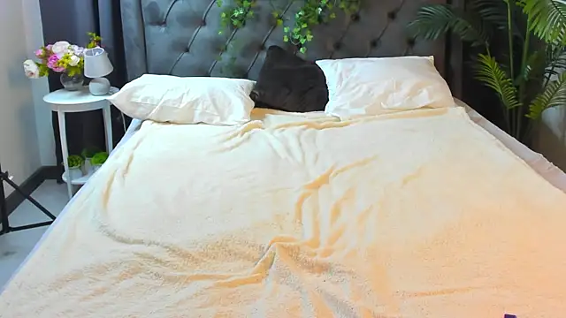 cute luucy online show from December 4, 4:11 am