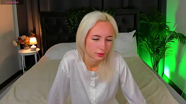 cute luucy online show from December 3, 4:24 am