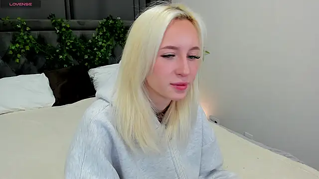 cute luucy online show from November 18, 1:43 am