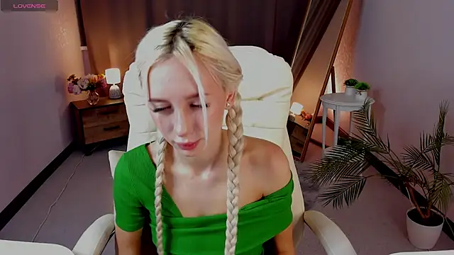 cute luucy online show from March 18, 3:42 am