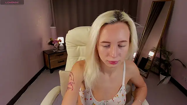 cute luucy online show from February 19, 3:36 am