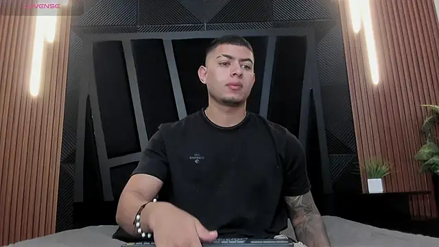 Snapshot of marco_garciia_ chatting on November 16, 2:22 pm marco garciia online show from November 16, 2:22 pm