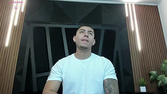 Snapshot of marco_garciia_ chatting on September 24, 11:21 pm marco garciia online show from September 24, 11:21 pm
