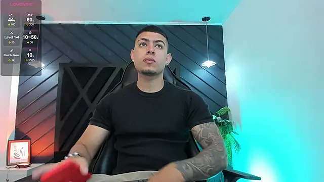 Snapshot of marco_garciia_ chatting on December 2, 11:17 pm marco garciia online show from December 2, 11:17 pm