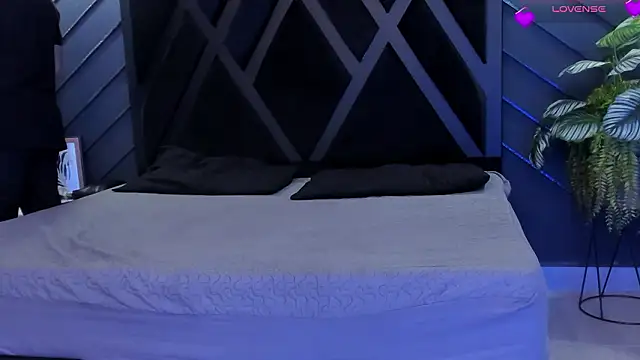 Snapshot of marco_garciia_ chatting on February 6, 11:12 pm marco garciia online show from February 6, 11:12 pm