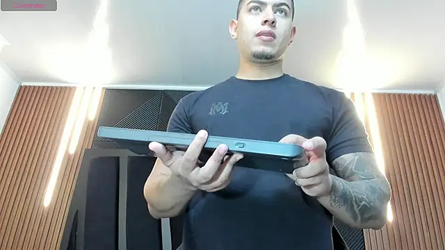 Snapshot of marco_garciia_ chatting on October 3, 11:06 pm marco garciia online show from October 3, 11:06 pm