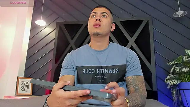 Snapshot of marco_garciia_ chatting on November 7, 11:19 pm marco garciia online show from November 7, 11:19 pm