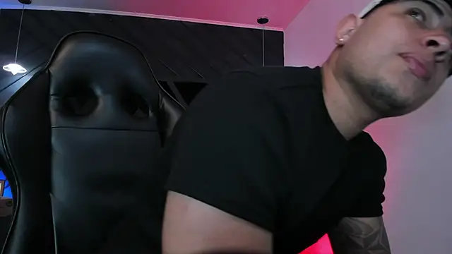 Snapshot of marco_garciia_ chatting on February 18, 11:12 pm marco garciia online show from February 18, 11:12 pm