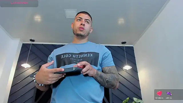 Snapshot of marco_garciia_ chatting on October 31, 11:33 pm marco garciia online show from October 31, 11:33 pm