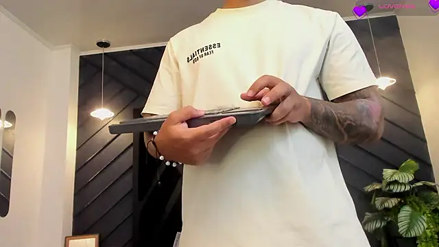 Snapshot of marco_garciia_ chatting on February 5, 11:11 pm marco garciia online show from February 5, 11:11 pm