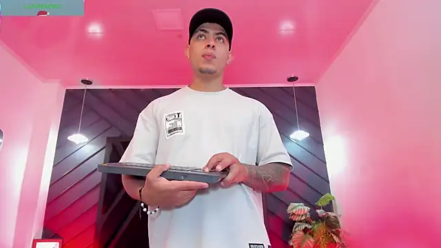 Snapshot of marco_garciia_ chatting on December 1, 11:27 pm marco garciia online show from December 1, 11:27 pm