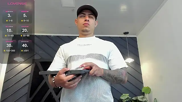 Snapshot of marco_garciia_ chatting on February 10, 11:15 pm marco garciia online show from February 10, 11:15 pm