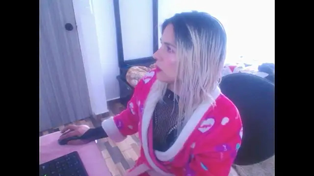 Snapshot of mystica_25 chatting on December 1, 5:14 pm mystica 25 online show from December 1, 5:14 pm