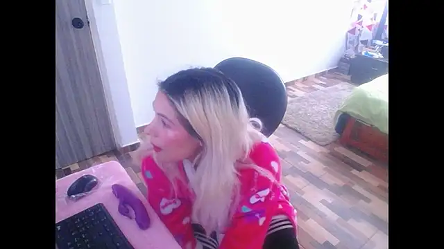 Snapshot of mystica_25 chatting on October 22, 3:11 pm mystica 25 online show from October 22, 3:11 pm