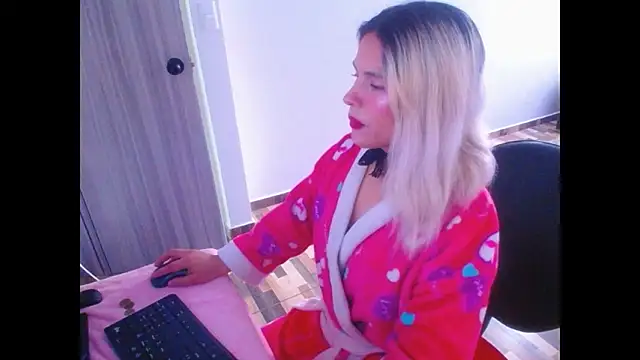 Snapshot of mystica_25 chatting on November 1, 4:12 pm mystica 25 online show from November 1, 4:12 pm