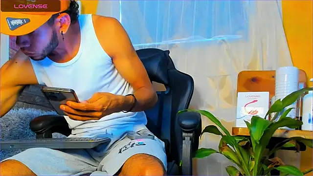 Snapshot of Alex_bigcock11_ chatting on October 21, 1:43 pm Alex bigcock11  online show from October 21, 1:43 pm