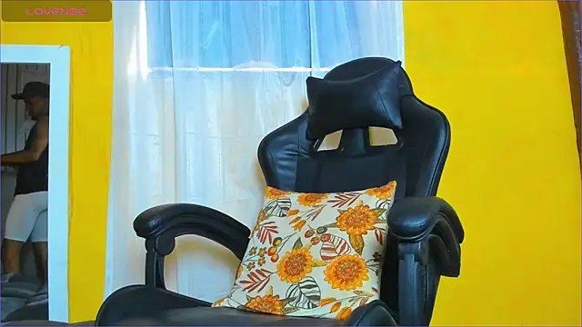 Snapshot of Alex_bigcock11_ chatting on December 15, 4:13 pm Alex bigcock11 online show from December 15, 4:13 pm