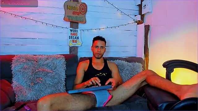 Snapshot of Alex_bigcock11_ chatting on May 7, 6:11 pm Alex bigcock11 online show from May 7, 6:11 pm