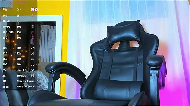 Snapshot of Alex_bigcock11_ chatting on January 13, 10:19 am Alex bigcock11 online show from January 13, 10:19 am