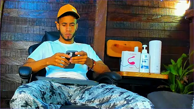 Snapshot of Alex_bigcock11_ chatting on October 29, 11:42 am Alex bigcock11  online show from October 29, 11:42 am