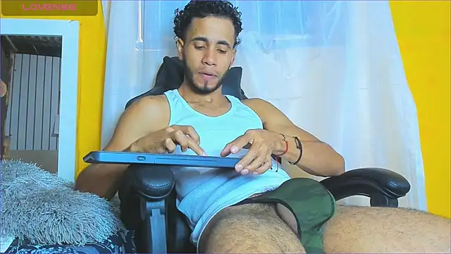 Snapshot of Alex_bigcock11_ chatting on February 19, 7:55 pm Alex bigcock11 online show from February 19, 7:55 pm