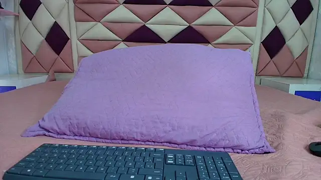 Snapshot of valecastro_ chatting on October 6, 7:25 pm valecastro  online show from October 6, 7:25 pm