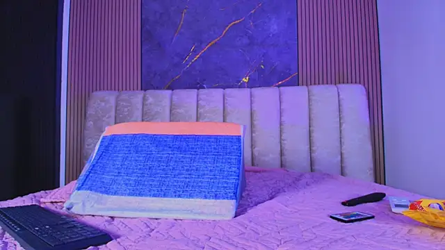 Snapshot of valecastro_ chatting on December 4, 7:13 pm valecastro online show from December 4, 7:13 pm