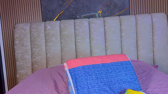 Snapshot of valecastro_ chatting on December 17, 7:19 pm valecastro online show from December 17, 7:19 pm