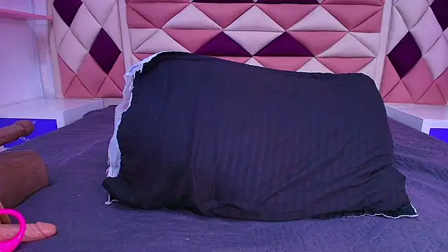 Snapshot of valecastro_ chatting on October 28, 7:13 pm valecastro online show from October 28, 7:13 pm