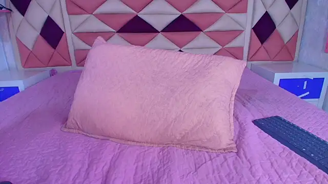 Snapshot of valecastro_ chatting on September 13, 7:25 pm valecastro  online show from September 13, 7:25 pm