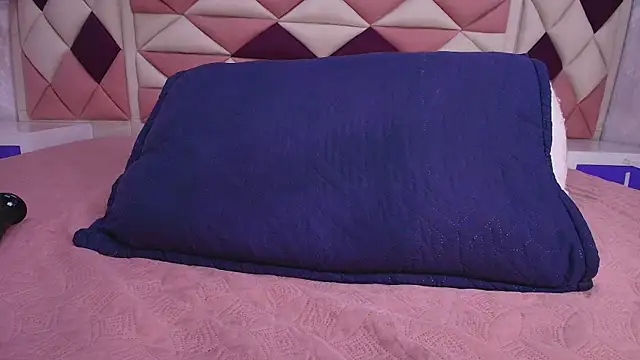 Snapshot of valecastro_ chatting on November 15, 7:18 pm valecastro online show from November 15, 7:18 pm