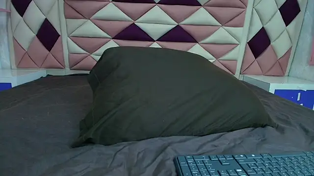 Snapshot of valecastro_ chatting on October 11, 7:15 pm valecastro  online show from October 11, 7:15 pm
