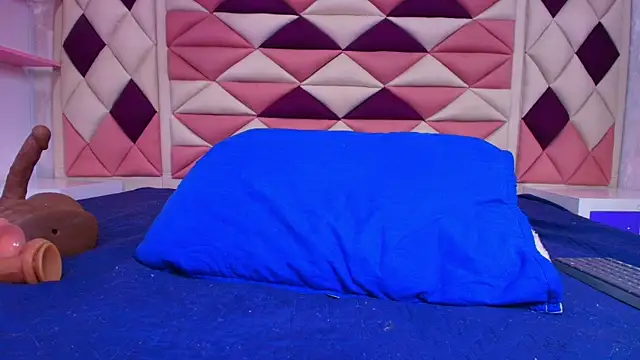 Snapshot of valecastro_ chatting on November 7, 7:18 pm valecastro online show from November 7, 7:18 pm