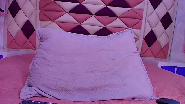 Snapshot of valecastro_ chatting on November 12, 7:18 pm valecastro online show from November 12, 7:18 pm