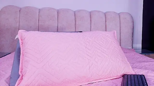 Snapshot of valecastro_ chatting on December 1, 7:15 pm valecastro online show from December 1, 7:15 pm