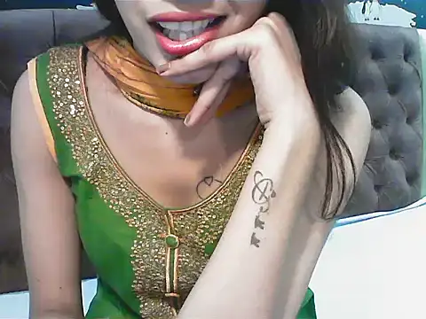 Snapshot of elize__ chatting on November 3, 2:39 am elize online show from November 3, 2:39 am