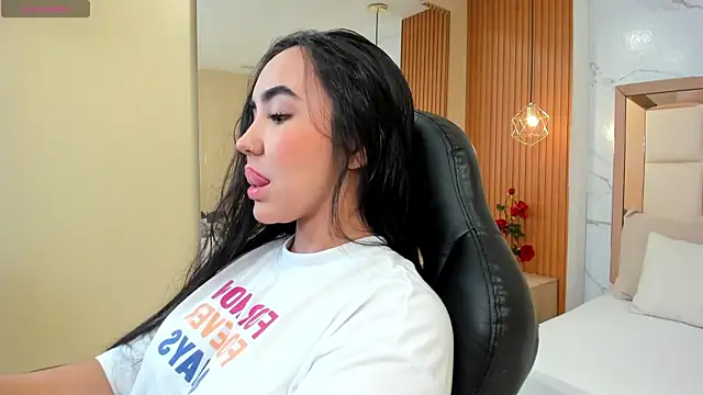 Snapshot of julieta_rosee chatting on November 13, 10:13 pm julieta rosee online show from November 13, 10:13 pm