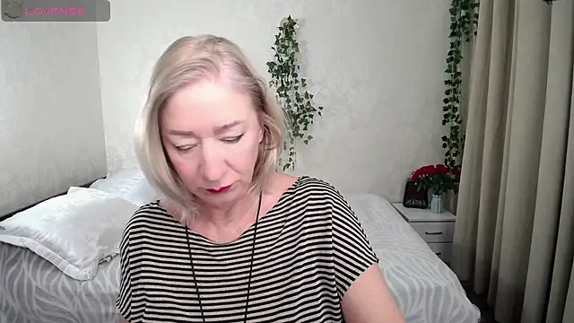 hunters woman online show from November 29, 10:32 pm