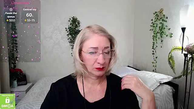 Snapshot of hunters_woman chatting on October 16, 1:52 pm hunters woman online show from October 16, 1:52 pm