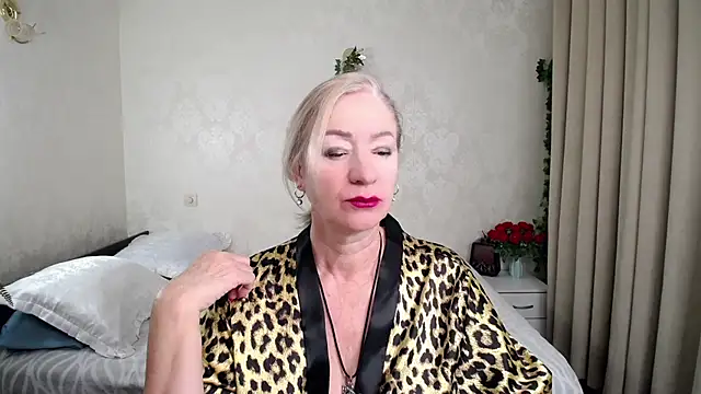 hunters woman online show from February 11, 3:17 am