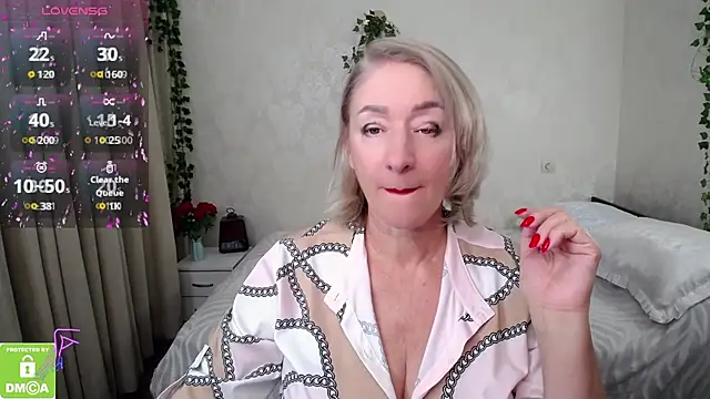 Snapshot of hunters_woman chatting on October 9, 1:55 pm hunters woman online show from October 9, 1:55 pm