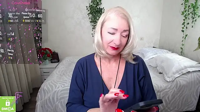Snapshot of hunters_woman chatting on October 7, 1:56 pm hunters woman online show from October 7, 1:56 pm